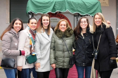 La plaza de los Fueros de Azagra se convirtió la jornada del sábado 16 de noviembre en un gran escaparate para las verduras de invierno. Allí se celebró el 'XIX Mercado Verduras de Invierno. Del campo a la mesa. Azagra siempre apetecible'. En este mismo espacio se instaló una carpa municipal en la que se desarrollaron diferentes actividades a lo largo del día, como talleres, degustaciones, cocinados en directo o actuaciones culturales.