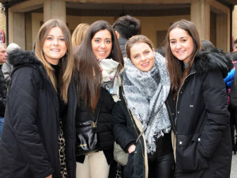 La plaza de los Fueros de Azagra se convirtió la jornada del sábado 16 de noviembre en un gran escaparate para las verduras de invierno. Allí se celebró el 'XIX Mercado Verduras de Invierno. Del campo a la mesa. Azagra siempre apetecible'. En este mismo espacio se instaló una carpa municipal en la que se desarrollaron diferentes actividades a lo largo del día, como talleres, degustaciones, cocinados en directo o actuaciones culturales.