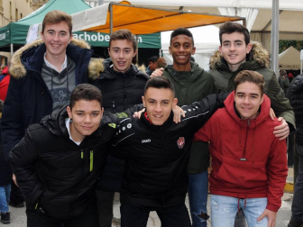 La plaza de los Fueros de Azagra se convirtió la jornada del sábado 16 de noviembre en un gran escaparate para las verduras de invierno. Allí se celebró el 'XIX Mercado Verduras de Invierno. Del campo a la mesa. Azagra siempre apetecible'. En este mismo espacio se instaló una carpa municipal en la que se desarrollaron diferentes actividades a lo largo del día, como talleres, degustaciones, cocinados en directo o actuaciones culturales.