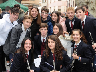 La plaza de los Fueros de Azagra se convirtió la jornada del sábado 16 de noviembre en un gran escaparate para las verduras de invierno. Allí se celebró el 'XIX Mercado Verduras de Invierno. Del campo a la mesa. Azagra siempre apetecible'. En este mismo espacio se instaló una carpa municipal en la que se desarrollaron diferentes actividades a lo largo del día, como talleres, degustaciones, cocinados en directo o actuaciones culturales.