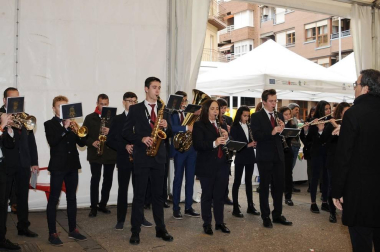 La plaza de los Fueros de Azagra se convirtió la jornada del sábado 16 de noviembre en un gran escaparate para las verduras de invierno. Allí se celebró el 'XIX Mercado Verduras de Invierno. Del campo a la mesa. Azagra siempre apetecible'. En este mismo espacio se instaló una carpa municipal en la que se desarrollaron diferentes actividades a lo largo del día, como talleres, degustaciones, cocinados en directo o actuaciones culturales.