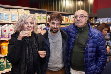 El miércoles 13 de noviembre se celebró la inauguración del segundo supermercado ecológico navarro 'Biecor Ecomarket' en el barrio pamplonés del Soto de Lezkairu. Este nuevo establecimiento se presentó ante los vecinos con una amplia oferta de productos saludables de elaboración ecológica.