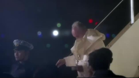 El papa aterriza en Tokio en mitad de un temporal de viento y lluvia