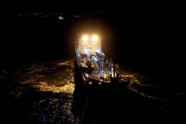 El mercante, de unos 128 metros de eslora, fue empujado por el fuerte viento reinante en la zona
