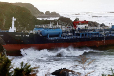 El mercante, de unos 128 metros de eslora, fue empujado por el fuerte viento reinante en la zona