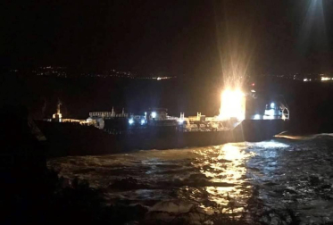 El mercante, de unos 128 metros de eslora, fue empujado por el fuerte viento reinante en la zona