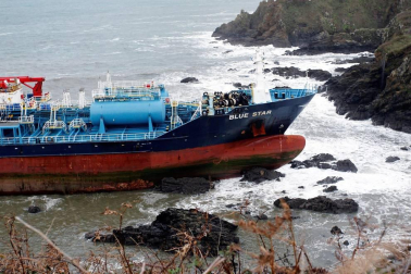 El mercante, de unos 128 metros de eslora, fue empujado por el fuerte viento reinante en la zona