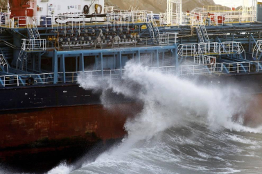 El mercante, de unos 128 metros de eslora, fue empujado por el fuerte viento reinante en la zona