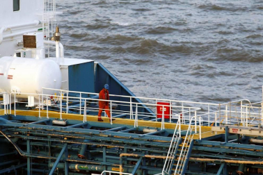 El mercante, de unos 128 metros de eslora, fue empujado por el fuerte viento reinante en la zona