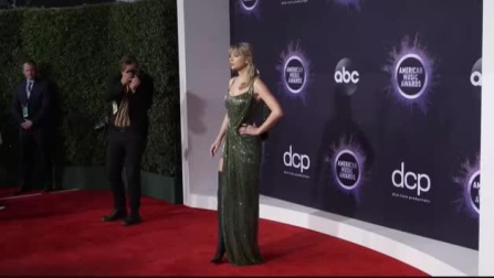 Color y extravagancias en la alfombra roja de los American Music Awards