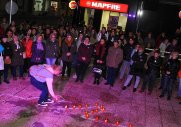 Galería de fotos de las concentraciones vividas este lunes, 25 de noviembre, en torno a la conmemoración del Día Internacional contra la violencia hacia las mujeres.