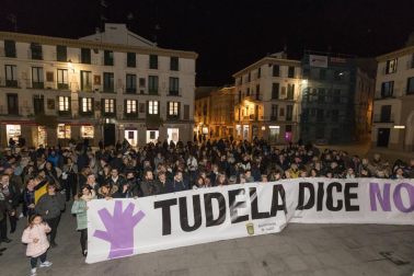 Galería de fotos de las concentraciones vividas este lunes, 25 de noviembre, en torno a la conmemoración del Día Internacional contra la violencia hacia las mujeres.