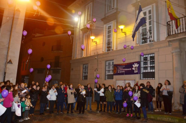 Galería de fotos de las concentraciones vividas este lunes, 25 de noviembre, en torno a la conmemoración del Día Internacional contra la violencia hacia las mujeres.