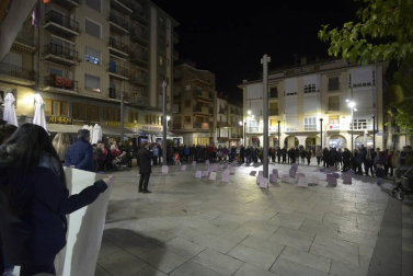Galería de fotos de las concentraciones vividas este lunes, 25 de noviembre, en torno a la conmemoración del Día Internacional contra la violencia hacia las mujeres.