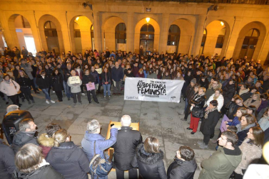 Galería de fotos de las concentraciones vividas este lunes, 25 de noviembre, en torno a la conmemoración del Día Internacional contra la violencia hacia las mujeres.