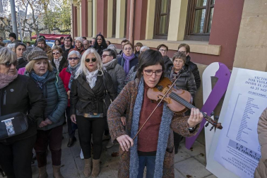 Galería de fotos de las concentraciones vividas este lunes, 25 de noviembre, en torno a la conmemoración del Día Internacional contra la violencia hacia las mujeres.
