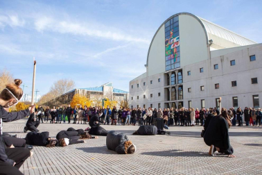 Galería de fotos de las concentraciones vividas este lunes, 25 de noviembre, en torno a la conmemoración del Día Internacional contra la violencia hacia las mujeres.