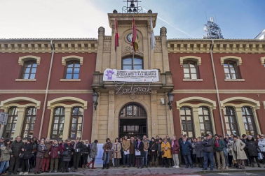 Galería de fotos de las concentraciones vividas este lunes, 25 de noviembre, en torno a la conmemoración del Día Internacional contra la violencia hacia las mujeres.