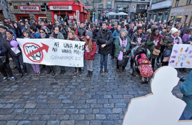 Galería de fotos de las concentraciones vividas este lunes, 25 de noviembre, en torno a la conmemoración del Día Internacional contra la violencia hacia las mujeres.
