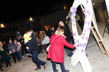 Galería de fotos de las concentraciones vividas este lunes, 25 de noviembre, en torno a la conmemoración del Día Internacional contra la violencia hacia las mujeres.
