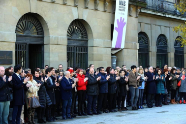 Galería de fotos de las concentraciones vividas este lunes, 25 de noviembre, en torno a la conmemoración del Día Internacional contra la violencia hacia las mujeres.