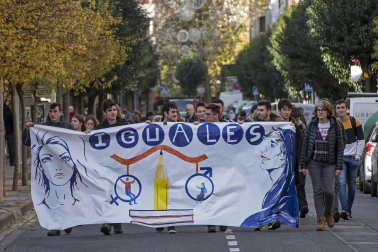 Galería de fotos de las concentraciones vividas este lunes, 25 de noviembre, en torno a la conmemoración del Día Internacional contra la violencia hacia las mujeres.