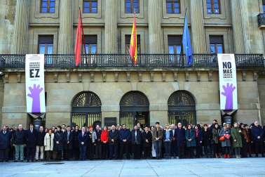 Galería de fotos de las concentraciones vividas este lunes, 25 de noviembre, en torno a la conmemoración del Día Internacional contra la violencia hacia las mujeres.