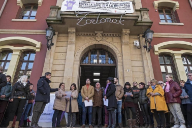 Galería de fotos de las concentraciones vividas este lunes, 25 de noviembre, en torno a la conmemoración del Día Internacional contra la violencia hacia las mujeres.