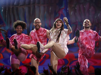 La joven artista Billie Eilish confirmó su fenómeno y arrebató parte del protagonismo a la estrella Taylor Swift, la auténtica ganadora de los American Music Awards (AMAs) con cinco premios y nombrada "artista de la década".