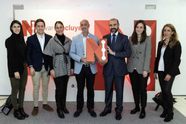 La sede de Diario de Navarra en Cordovilla ha sido el escenario de presentación pública de Navarra Incluye, un proyecto impulsado por Diario de Navarra y Abanti Social que nace con el objetivo de conseguir que Navarra sea la comunidad con el mayor índice de inclusión socio-laboral de personas en situación de difícil inserción.