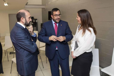 La sede de Diario de Navarra en Cordovilla ha sido el escenario de presentación pública de Navarra Incluye, un proyecto impulsado por Diario de Navarra y Abanti Social que nace con el objetivo de conseguir que Navarra sea la comunidad con el mayor índice de inclusión socio-laboral de personas en situación de difícil inserción.