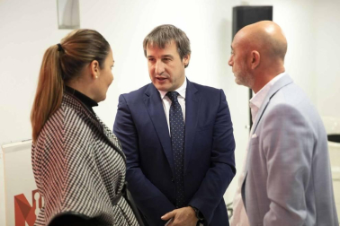 La sede de Diario de Navarra en Cordovilla ha sido el escenario de presentación pública de Navarra Incluye, un proyecto impulsado por Diario de Navarra y Abanti Social que nace con el objetivo de conseguir que Navarra sea la comunidad con el mayor índice de inclusión socio-laboral de personas en situación de difícil inserción.