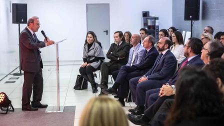La sede de Diario de Navarra en Cordovilla ha sido el escenario de presentación pública de Navarra Incluye, un proyecto impulsado por Diario de Navarra y Abanti Social que nace con el objetivo de conseguir que Navarra sea la comunidad con el mayor índice de inclusión socio-laboral de personas en situación de difícil inserción.
