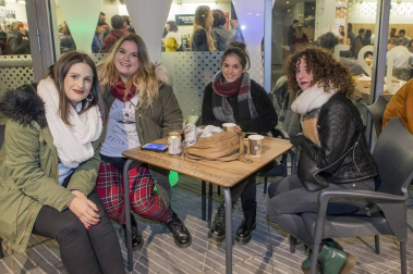 El pasado viernes se reunieron miles de personas en el Navarra Arena para disfrutar del concierto del grupo Berri Txarrak. La banda, nacida hace 25 años en Lekunberri, se despidió por todo lo alto con dos conciertos, viernes 22 y sábado 23 de noviembre, que consiguieron completar el aforo.