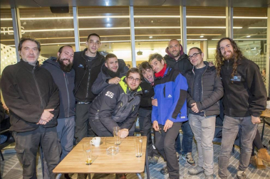 El pasado viernes se reunieron miles de personas en el Navarra Arena para disfrutar del concierto del grupo Berri Txarrak. La banda, nacida hace 25 años en Lekunberri, se despidió por todo lo alto con dos conciertos, viernes 22 y sábado 23 de noviembre, que consiguieron completar el aforo.