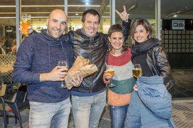 El pasado viernes se reunieron miles de personas en el Navarra Arena para disfrutar del concierto del grupo Berri Txarrak. La banda, nacida hace 25 años en Lekunberri, se despidió por todo lo alto con dos conciertos, viernes 22 y sábado 23 de noviembre, que consiguieron completar el aforo.