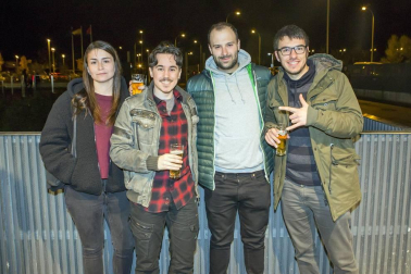 El pasado viernes se reunieron miles de personas en el Navarra Arena para disfrutar del concierto del grupo Berri Txarrak. La banda, nacida hace 25 años en Lekunberri, se despidió por todo lo alto con dos conciertos, viernes 22 y sábado 23 de noviembre, que consiguieron completar el aforo.