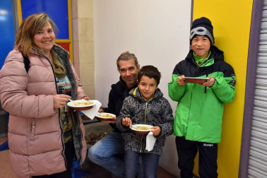 La VIII edición de Inverdura ofrece la oportunidad de degustar y reunirse alrededor de las verduras de invierno de la huerta navarra. Estas jornadas están organizadas por el Ayuntamiento de Tudela y son una excusa perfecta para disfrutar de un día en familia como fue el caso el pasado sábado.