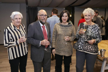 El 23 de noviembre, el Colegio Oficial de Farmacéuticos de Navarra organizó la edición número diecisiete de los Premios COFNA, coincidiendo con el Día del colegiado y de la Patrona de Farmacia. El Hotel Tres Reyes fue el lugar elegido para el evento, que sirvió de punto de encuentro para más de doscientos colegiados.