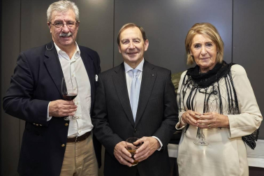 El 23 de noviembre, el Colegio Oficial de Farmacéuticos de Navarra organizó la edición número diecisiete de los Premios COFNA, coincidiendo con el Día del colegiado y de la Patrona de Farmacia. El Hotel Tres Reyes fue el lugar elegido para el evento, que sirvió de punto de encuentro para más de doscientos colegiados.