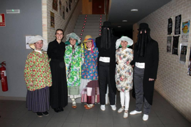 El pasado domingo, 24 de noviembre, la Casa de Cultura de Burlada acogió un espectáculo de danza con el que el  Larratz Dantzari Taldea quiso celebrar el veinte aniversario de la creación de su grupo de 'txikis'. Este colectivo burladés lleva trabajando desde 1976 en la recuperación y difusión del folclore local.