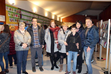 El pasado domingo, 24 de noviembre, la Casa de Cultura de Burlada acogió un espectáculo de danza con el que el  Larratz Dantzari Taldea quiso celebrar el veinte aniversario de la creación de su grupo de 'txikis'. Este colectivo burladés lleva trabajando desde 1976 en la recuperación y difusión del folclore local.