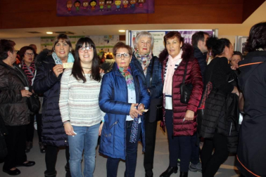 El pasado domingo, 24 de noviembre, la Casa de Cultura de Burlada acogió un espectáculo de danza con el que el  Larratz Dantzari Taldea quiso celebrar el veinte aniversario de la creación de su grupo de 'txikis'. Este colectivo burladés lleva trabajando desde 1976 en la recuperación y difusión del folclore local.