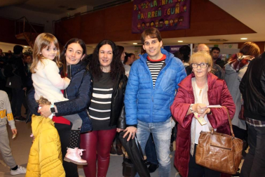 El pasado domingo, 24 de noviembre, la Casa de Cultura de Burlada acogió un espectáculo de danza con el que el  Larratz Dantzari Taldea quiso celebrar el veinte aniversario de la creación de su grupo de 'txikis'. Este colectivo burladés lleva trabajando desde 1976 en la recuperación y difusión del folclore local.