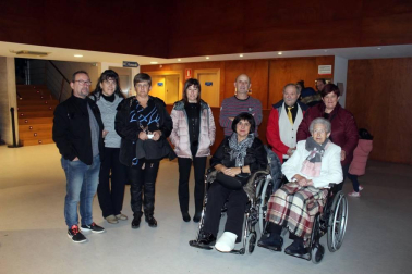 El pasado domingo, 24 de noviembre, la Casa de Cultura de Burlada acogió un espectáculo de danza con el que el  Larratz Dantzari Taldea quiso celebrar el veinte aniversario de la creación de su grupo de 'txikis'. Este colectivo burladés lleva trabajando desde 1976 en la recuperación y difusión del folclore local.