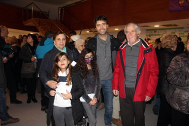 El pasado domingo, 24 de noviembre, la Casa de Cultura de Burlada acogió un espectáculo de danza con el que el  Larratz Dantzari Taldea quiso celebrar el veinte aniversario de la creación de su grupo de 'txikis'. Este colectivo burladés lleva trabajando desde 1976 en la recuperación y difusión del folclore local.