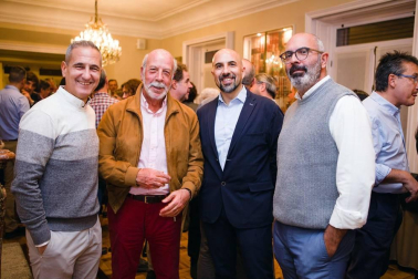 El 20 de noviembre, el restaurante pamplonés de El Colegio acogió una experiencia gastronómica de alta cocina en miniatura. Bajo el nombre 'Pintxos Experience' y con el patrocinio de Laboral Kutxa, la empresa Showcooking presentó una cena diferente, protagonizada por pequeños y elaborados bocados.