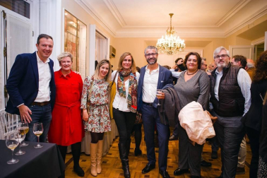 El 20 de noviembre, el restaurante pamplonés de El Colegio acogió una experiencia gastronómica de alta cocina en miniatura. Bajo el nombre 'Pintxos Experience' y con el patrocinio de Laboral Kutxa, la empresa Showcooking presentó una cena diferente, protagonizada por pequeños y elaborados bocados.