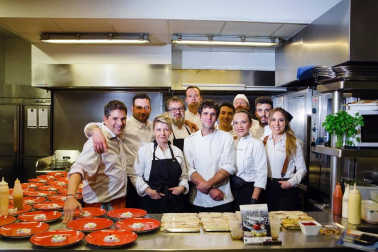 El 20 de noviembre, el restaurante pamplonés de El Colegio acogió una experiencia gastronómica de alta cocina en miniatura. Bajo el nombre 'Pintxos Experience' y con el patrocinio de Laboral Kutxa, la empresa Showcooking presentó una cena diferente, protagonizada por pequeños y elaborados bocados.