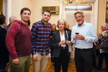 El 20 de noviembre, el restaurante pamplonés de El Colegio acogió una experiencia gastronómica de alta cocina en miniatura. Bajo el nombre 'Pintxos Experience' y con el patrocinio de Laboral Kutxa, la empresa Showcooking presentó una cena diferente, protagonizada por pequeños y elaborados bocados.